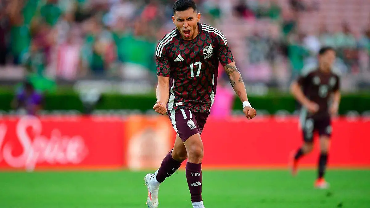 Orbelin Pineda con la seleccion mexicana